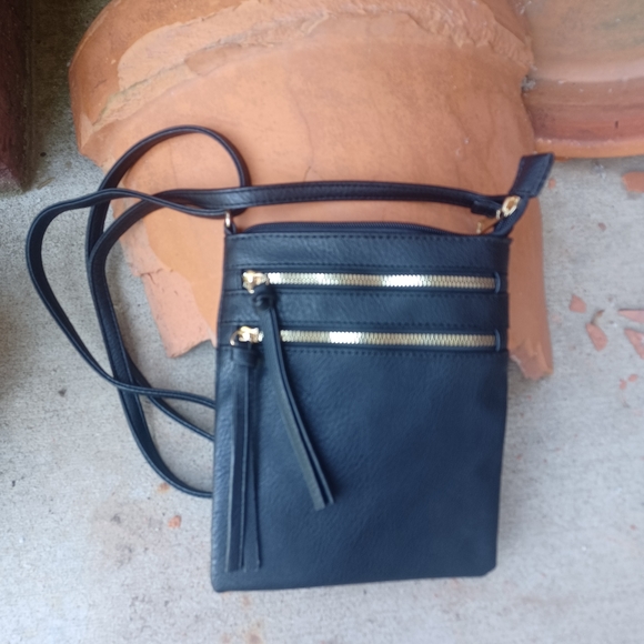 BLACK VEGAN LEATHER HOBO CROSSBODY BAG SIZE 8.5X7 NWOT - Picture 3 of 10